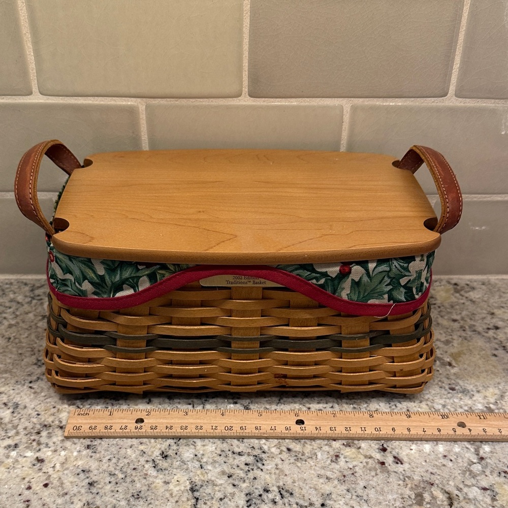 Longaberger Basket w/Lid and Handles. Christmas 2002 Edition Traditions Basket